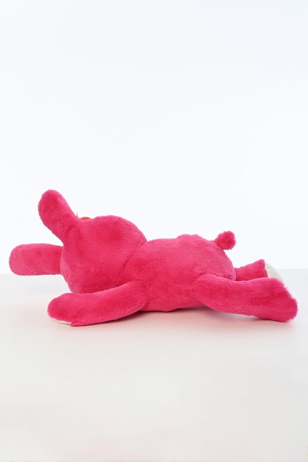 Peluş Çilekli Uzanan Tavşan (65 CM)